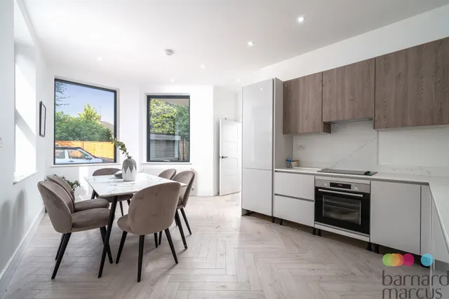 Powys Mews, Palmers Green, London, N13, photo 1