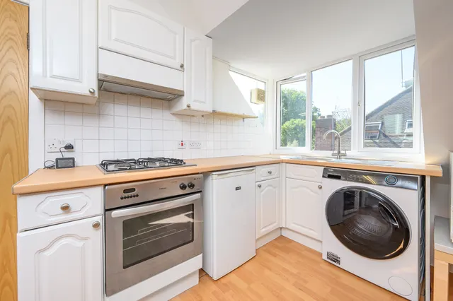Photo 2 — Second Floor Flat 3, 558 Finchley Road, London
