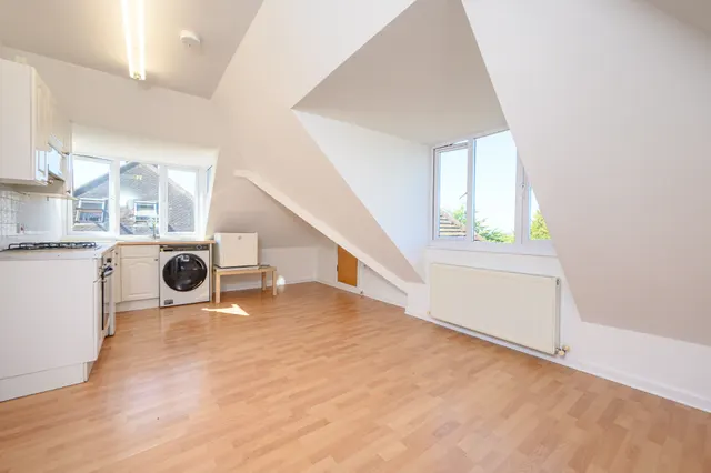 Photo 3 — Second Floor Flat 3, 558 Finchley Road, London
