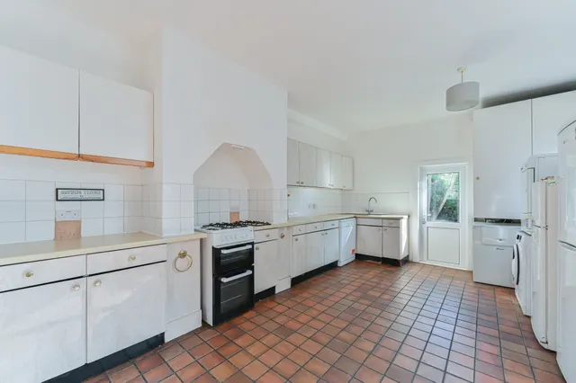 137 Tooting Bec Road, London, photo 1