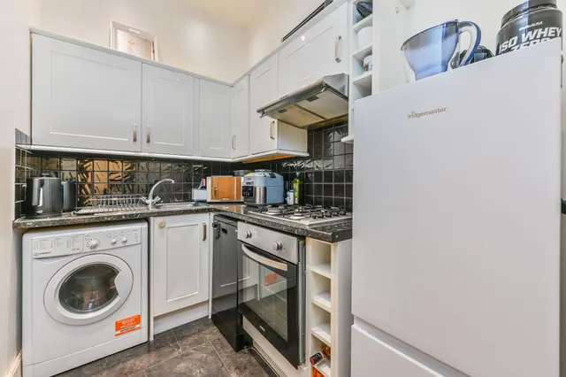 Photo 3 — 21b Louvaine Road, London