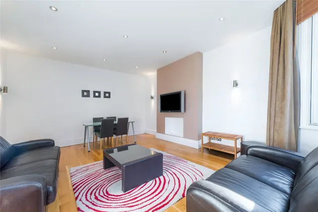 Finchley Road, Hampstead, NW3, photo 1
