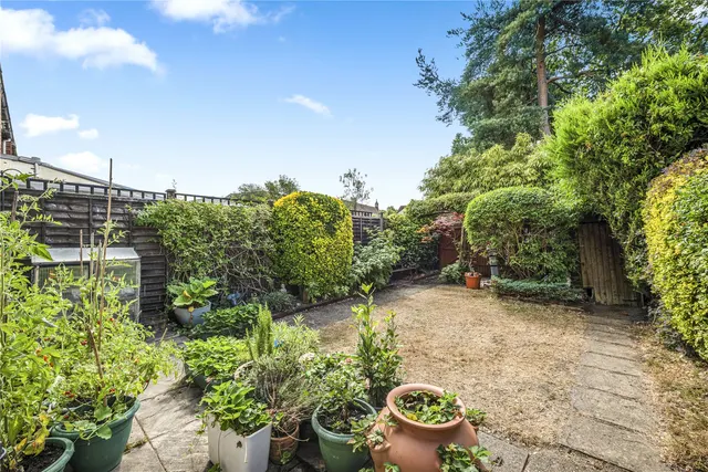 Connaught Crescent, Brookwood, GU24, photo 2