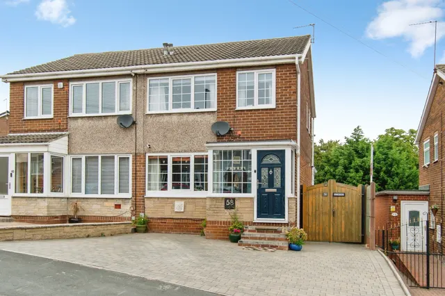 Arncliffe Drive, KNOTTINGLEY, photo 1