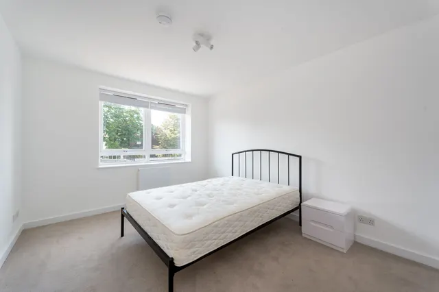 Photo 3 — 7 Kew Bridge Court, London