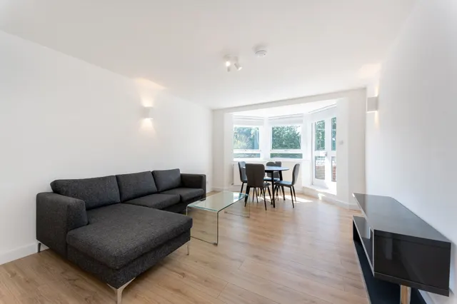 Photo 2 — 7 Kew Bridge Court, London