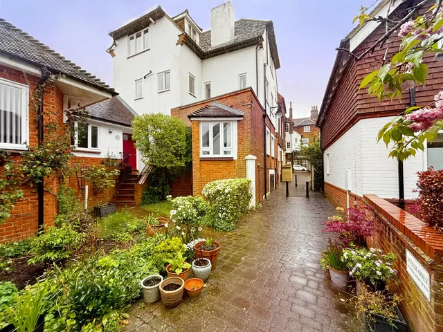 St. Martins Mews, Dorking, RH4, photo 1