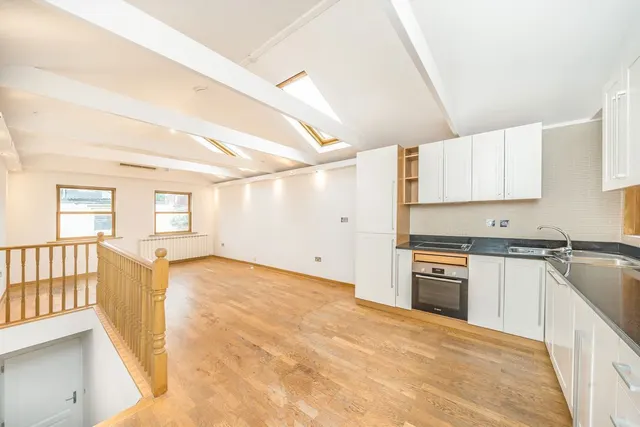 Plough Lane, Teddington, TW11, photo 2