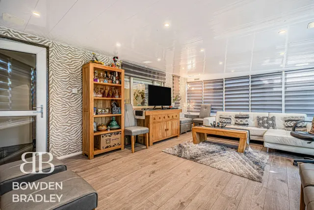 Manford Way, Chigwell, IG7, photo 2