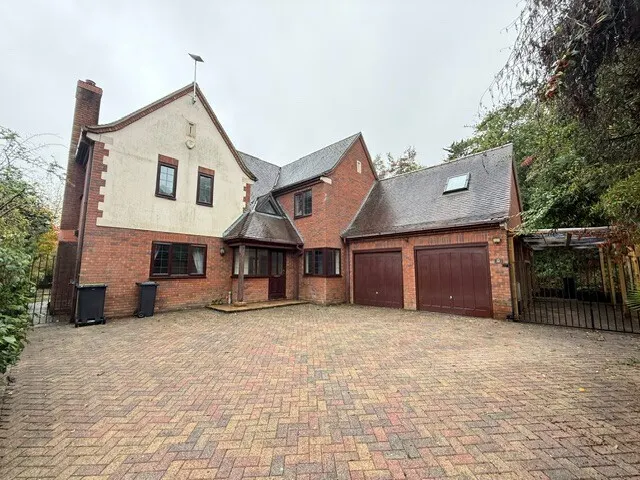 Castlemews, BH24, photo 1