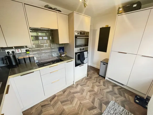 Photo 3 — Heathfield, Basingstoke, Basingstoke, RG22 4PA