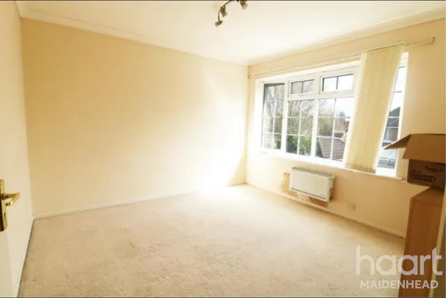 Family Home in Norden Close, SL6, photo 2