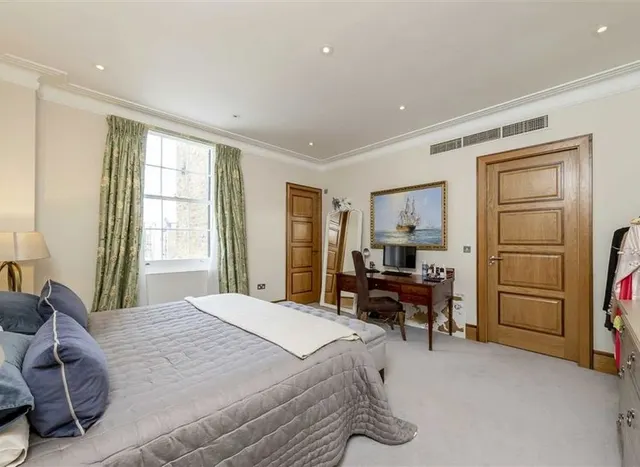 Photo 3 — Gloucester Road, South Kensington, SW7