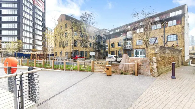 Orchard Place, London, photo 1