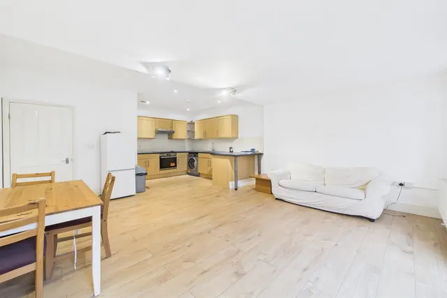 3 bedroom flat — Streatham, London, SW16 5LX
