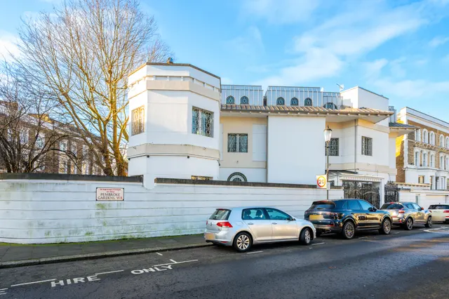 12 & A Half Pembroke Gardens, London, photo 1