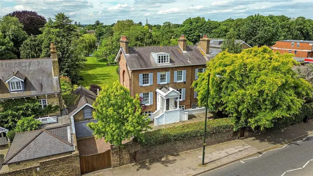Hampton Court Road, East Molesey, Surrey, KT8 9BP, photo 1