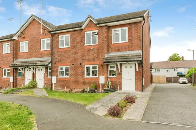 Riversfield Drive, Rocester, Uttoxeter, photo 1