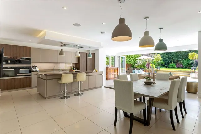 The Holt, Sleepers Hill, SO22, photo 3