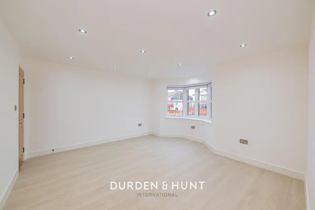 Purfleet Road, South Ockendon, RM15, photo 2