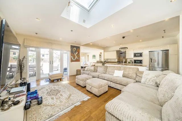 Prentis Road, SW16, photo 2