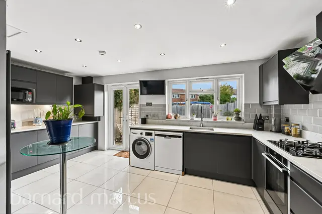Carlingford Gardens, Mitcham, CR4, photo 2