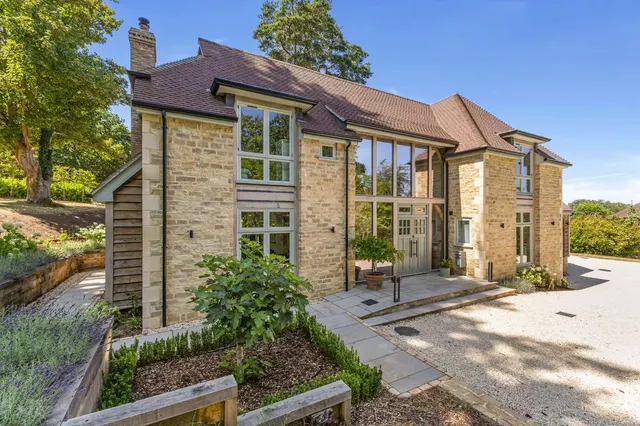 Smugglers Way, The Sands, Farnham, Surrey, GU10 1NB, photo 1