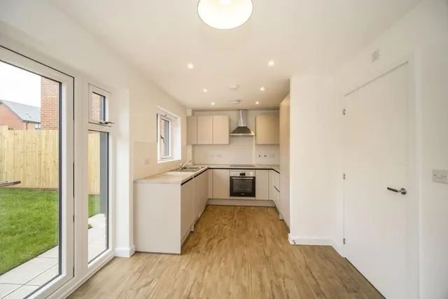 Wilks Road, Crowthorne, RG45, photo 3