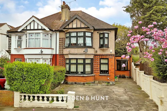 Malford Grove, South Woodford, E18, photo 1