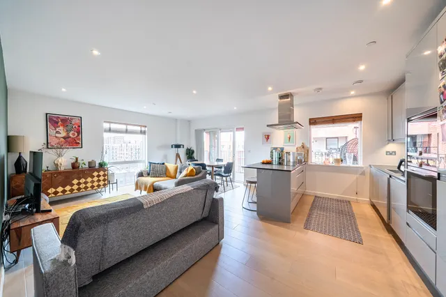 Photo 3 — Flat 16, Quarrion House, 14 Thonrey Close, London