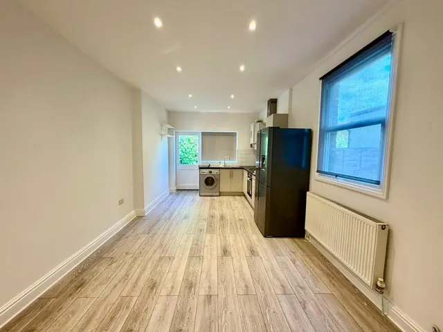 Northfield Avenue, West Ealing, W13, photo 3