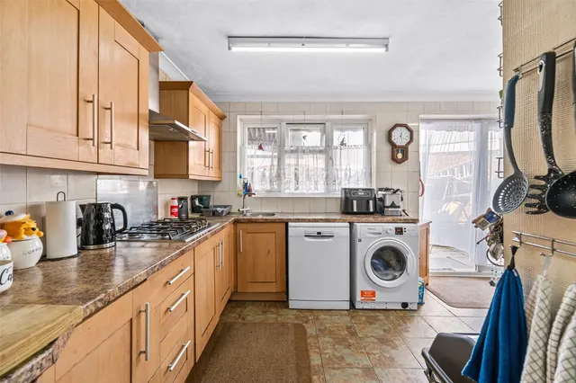 Photo 3 — Osborne Close, Hanworth, TW13 6SR