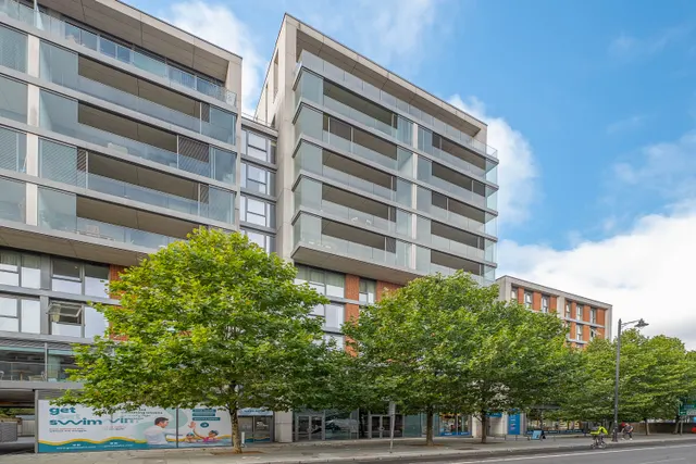 Upper Richmond Road, London, SW15, photo 1