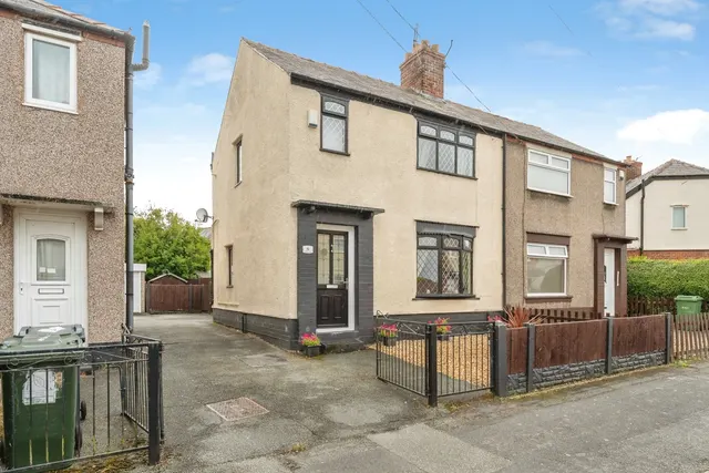 3 bedroom house, Hawthorn Road, Little Sutton, CH66