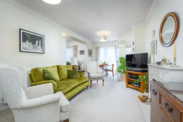 Churchfield Road, Walton-On-Thames, KT12, photo 1