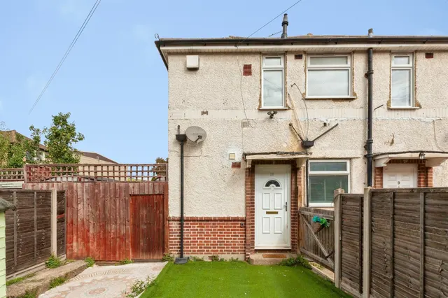 Montrose Avenue, Slough, photo 1