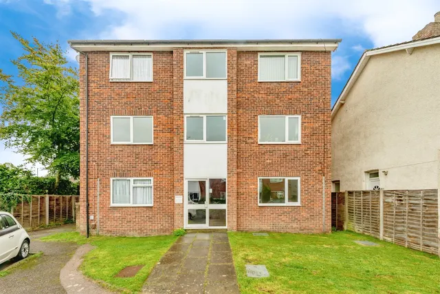 Lyndale Road, Redhill, photo 1