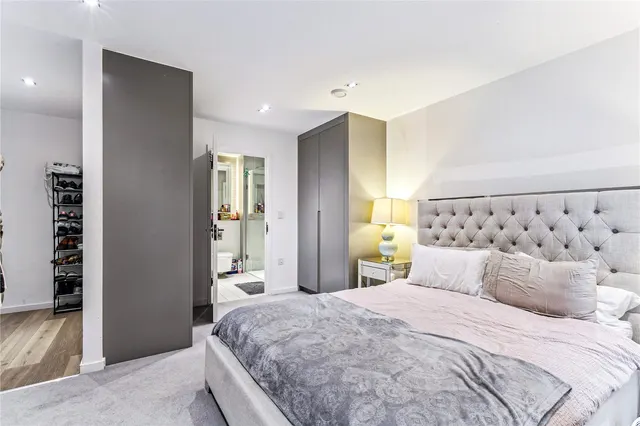 Farm Lane, London, SW6, photo 1