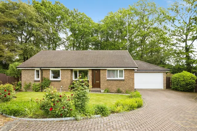 Spring Gardens, Copthorne, Crawley, photo 1
