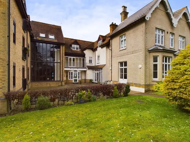 The Lawns Drive, Broxbourne EN10 7BU, photo 1