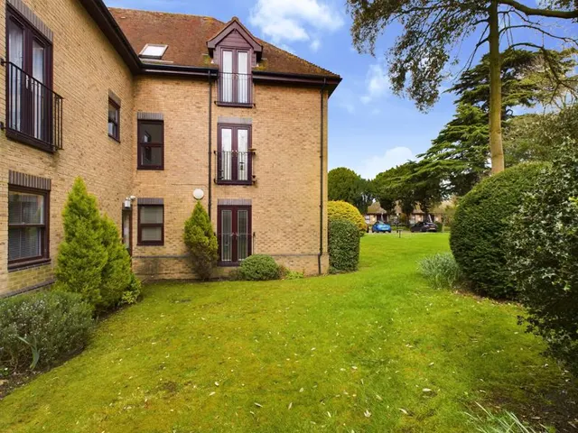 Photo 3 — The Lawns Drive, Broxbourne EN10 7BU