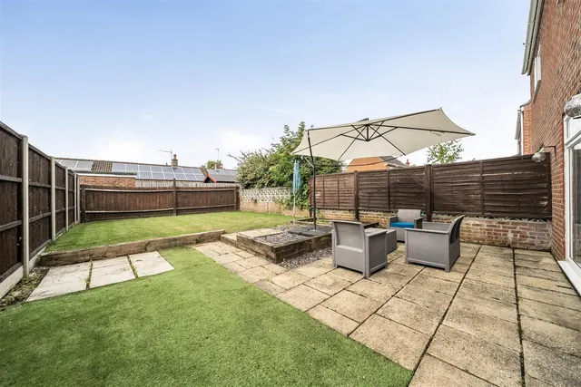 St. Matthews Close, Rowde, SN10, photo 2