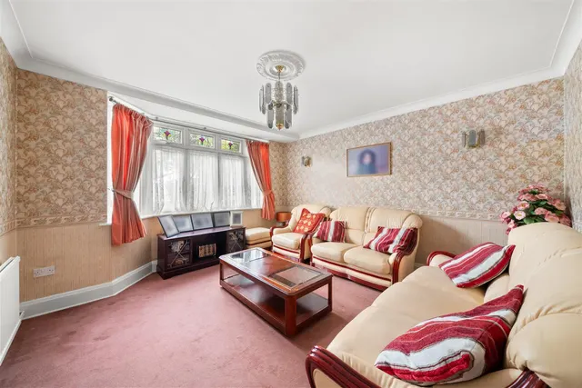Cranborne Avenue, Norwood Green, photo 2