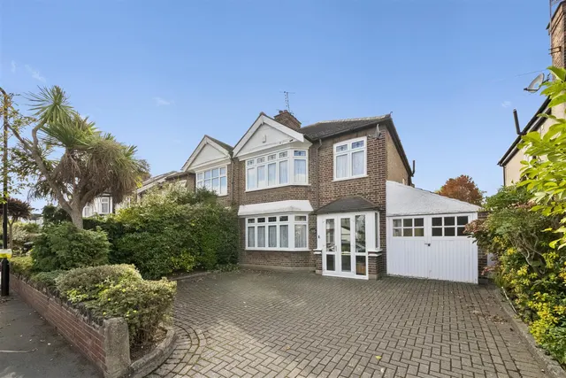 Cranborne Avenue, Norwood Green, photo 1