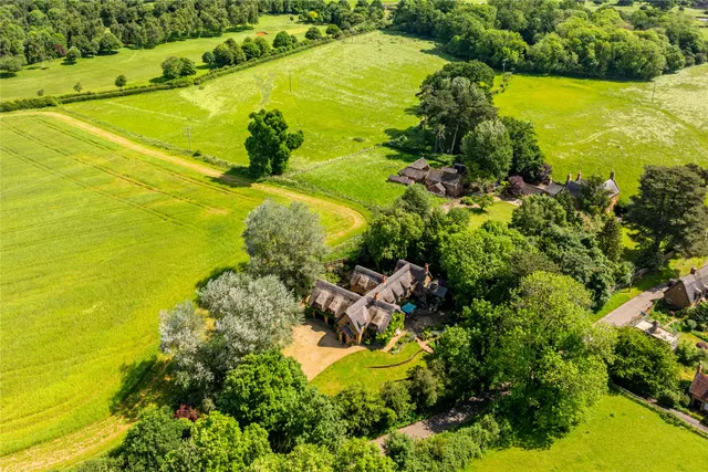 Upper Harlestone, NN7, photo 1