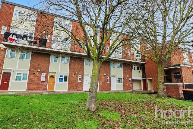 Whittle Close, Southall, UB1, photo 1