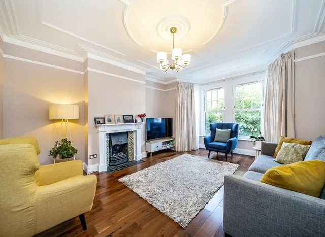 Photo 2 — Queens Avenue, Finchley, N3