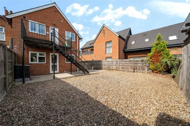 Bath Road, Thatcham, RG18, photo 1