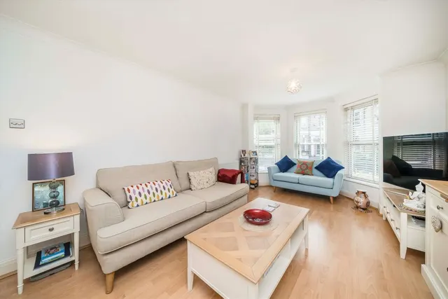 Grove Road, KT6, photo 2