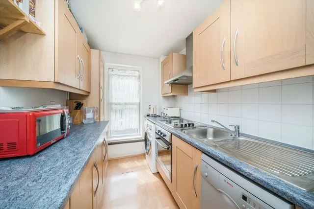 Grove Road, KT6, photo 3